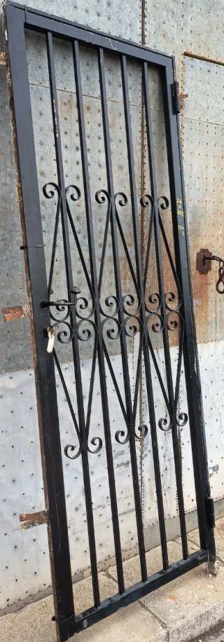 Puerta de hierro forjado