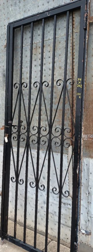 Puerta de hierro forjado