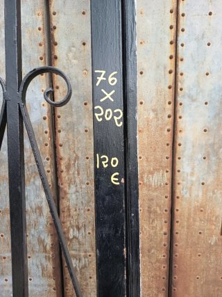 Puerta de hierro forjado