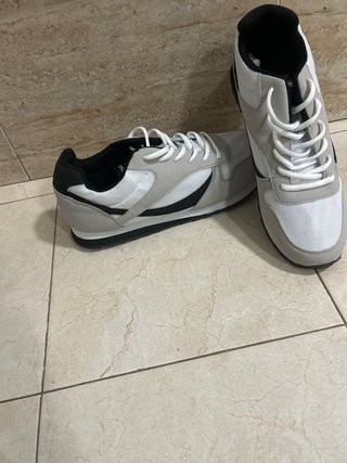 Zapatillas grises y blancas