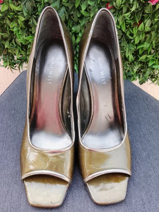 Zapatos de tacón dorados y plateados