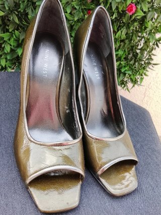 Zapatos de tacón dorados y plateados