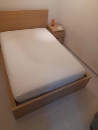 Conjunto de cama de madera y tela