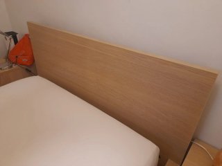 Conjunto de cama de madera y tela