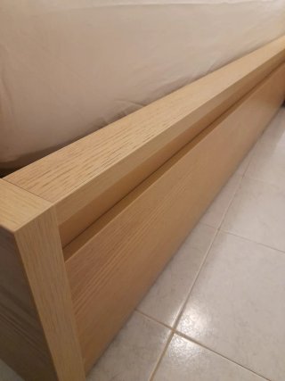 Conjunto de cama de madera y tela