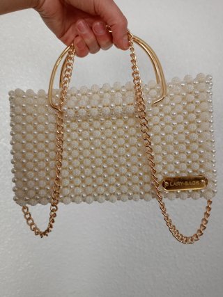 Bolso de perlas acrílicas con cadena dorada
