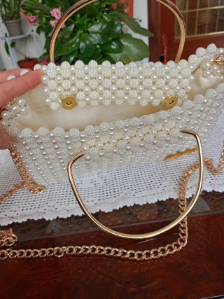 Bolso de perlas acrílicas con cadena dorada