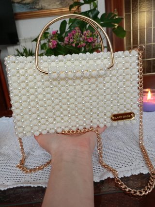 Bolso de perlas acrílicas con cadena dorada