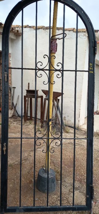 Puerta de hierro forjado