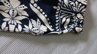 Pantalón de verano estampado azul y blanco