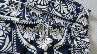 Pantalón de verano estampado azul y blanco