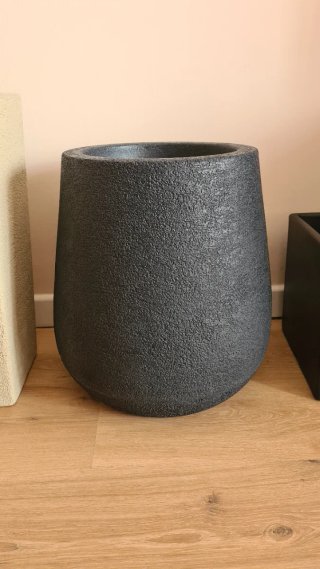 Maceta Negra Texturizada Piedra