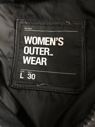 Anorak acolchado negro con capucha.