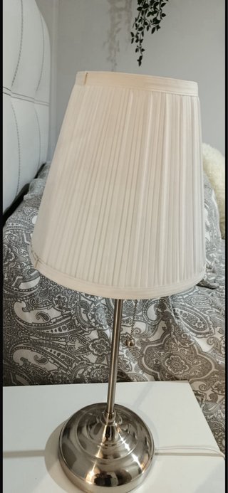 Lámpara de mesa plateada y blanca