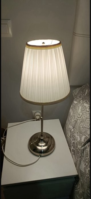 Lámpara de mesa plateada y blanca