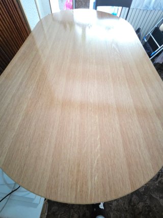Mesa de comedor ovalada de madera