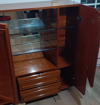 Mueble bar de madera marrón