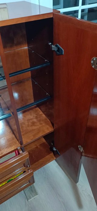 Mueble bar de madera marrón