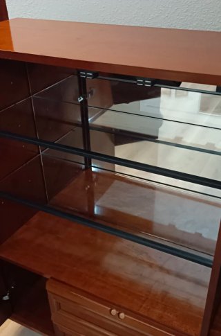 Mueble bar de madera marrón