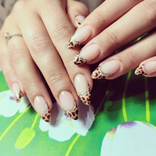 Uñas postizas francesas con estampado animal