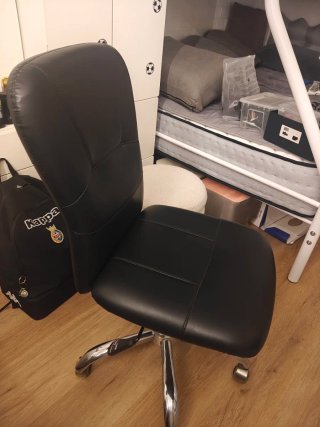 Silla de oficina gris y negra