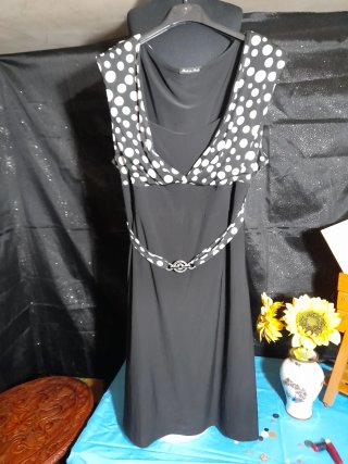 Vestito elegante nero puà bianco con cinturino