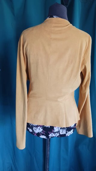 Chaqueta y blusa floral amarilla
