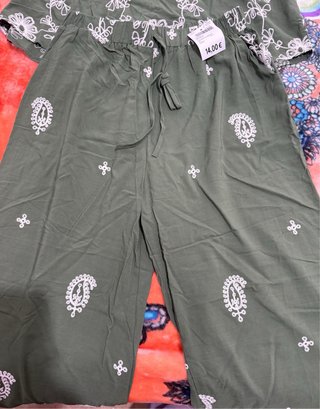 Conjunto verde bordado flores