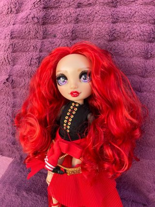 Muñeca Rainbow High Ruby PRECIOSA