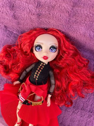 Muñeca Rainbow High Ruby PRECIOSA