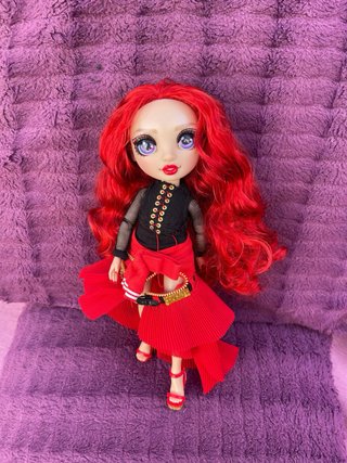 Muñeca Rainbow High Ruby PRECIOSA