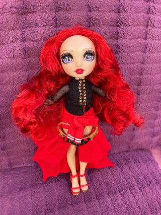 Muñeca Rainbow High Ruby PRECIOSA
