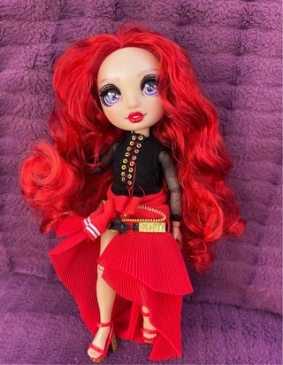 Muñeca Rainbow High Ruby PRECIOSA