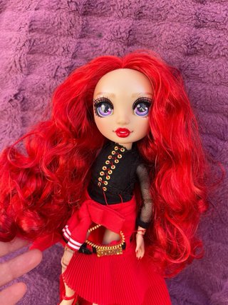 Muñeca Rainbow High Ruby PRECIOSA
