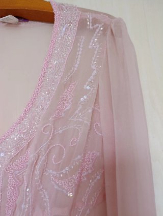 Camisa de seda rosa con pedrería