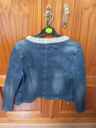 Chaqueta vaquera corta perlas talla 40
