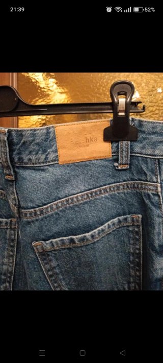 Pantaloni jeans strappati a vita alta