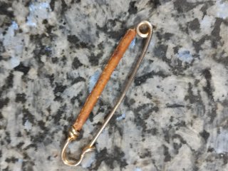 Alfiler antiguo falda cuero sintetico y metal