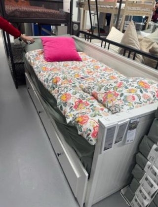 Cama doble con cajones