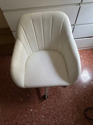 Silla de oficina blanca giratoria con ruedas