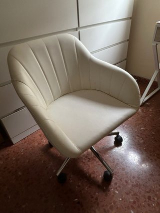 Silla de oficina blanca giratoria con ruedas