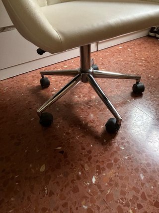 Silla de oficina blanca giratoria con ruedas