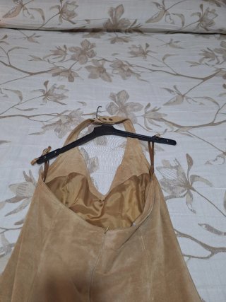 Vestido beige con espalda descubierta y flores bor