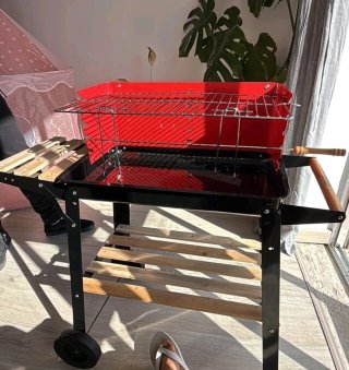 Barbacoa metálica negra y roja