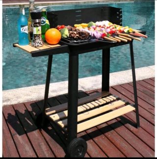 Barbacoa metálica negra y roja