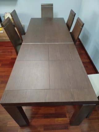Mesa extensible y 6 sillas de madera