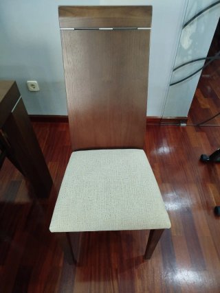 Mesa extensible y 6 sillas de madera