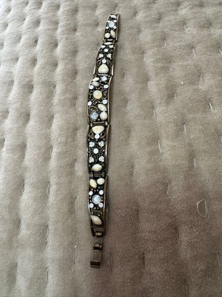 Pulsera dorada con piedras