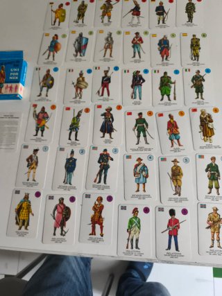 Baraja de cartas uniformes militares completa