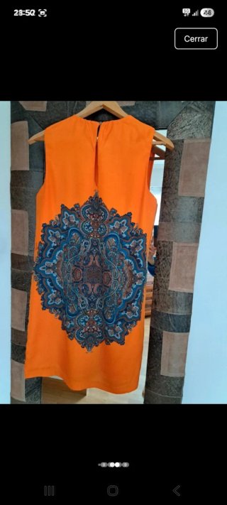 Vestido naranja con estampado paisley